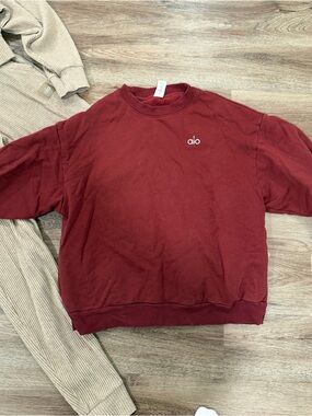 ALO Yoga Men’s Crewneck Sweatshirt in Burgundy